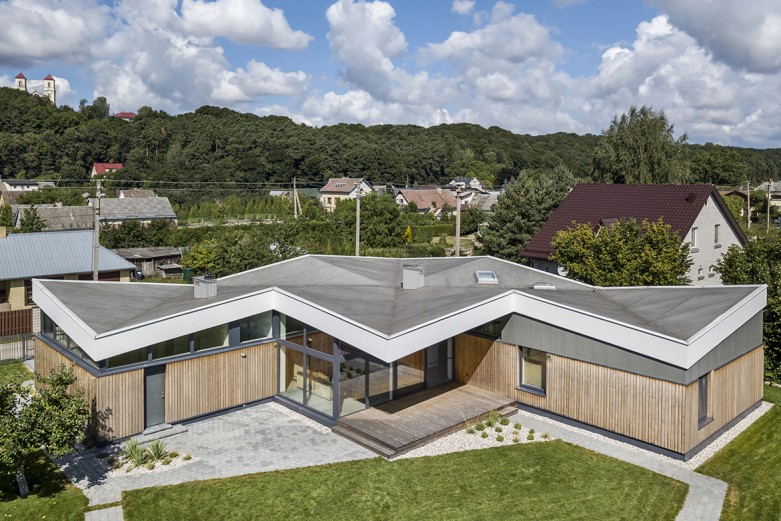 Namas origami stogu - vaizdas iš kiemo