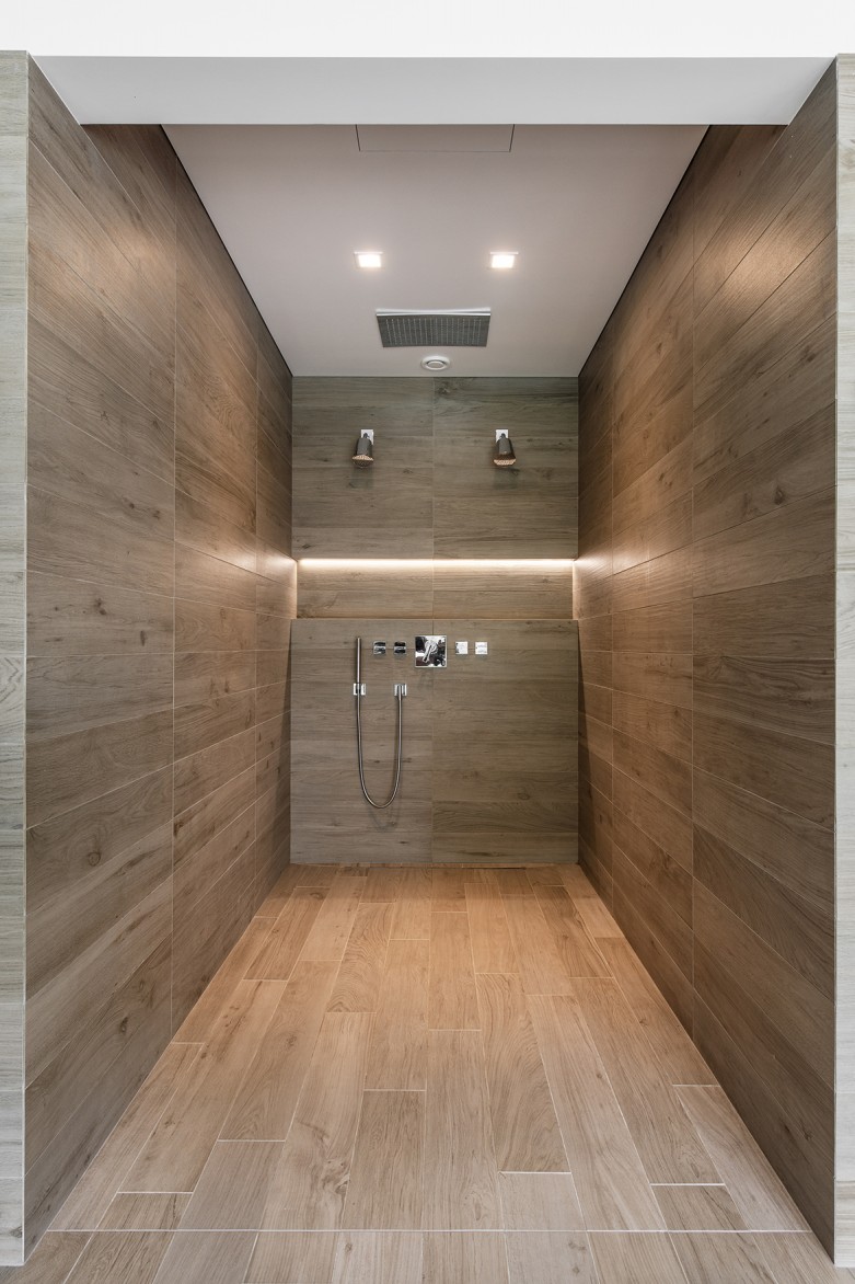 OAK house interior - shower space