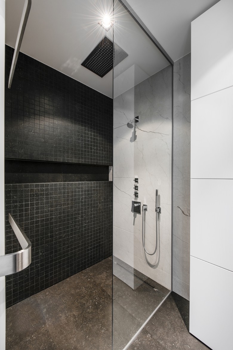 Namo prie ąžuolo interjero projektas - antro aukšto vonios dušas
